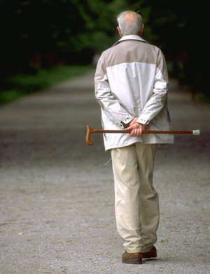 Anciano con bast�n paseando